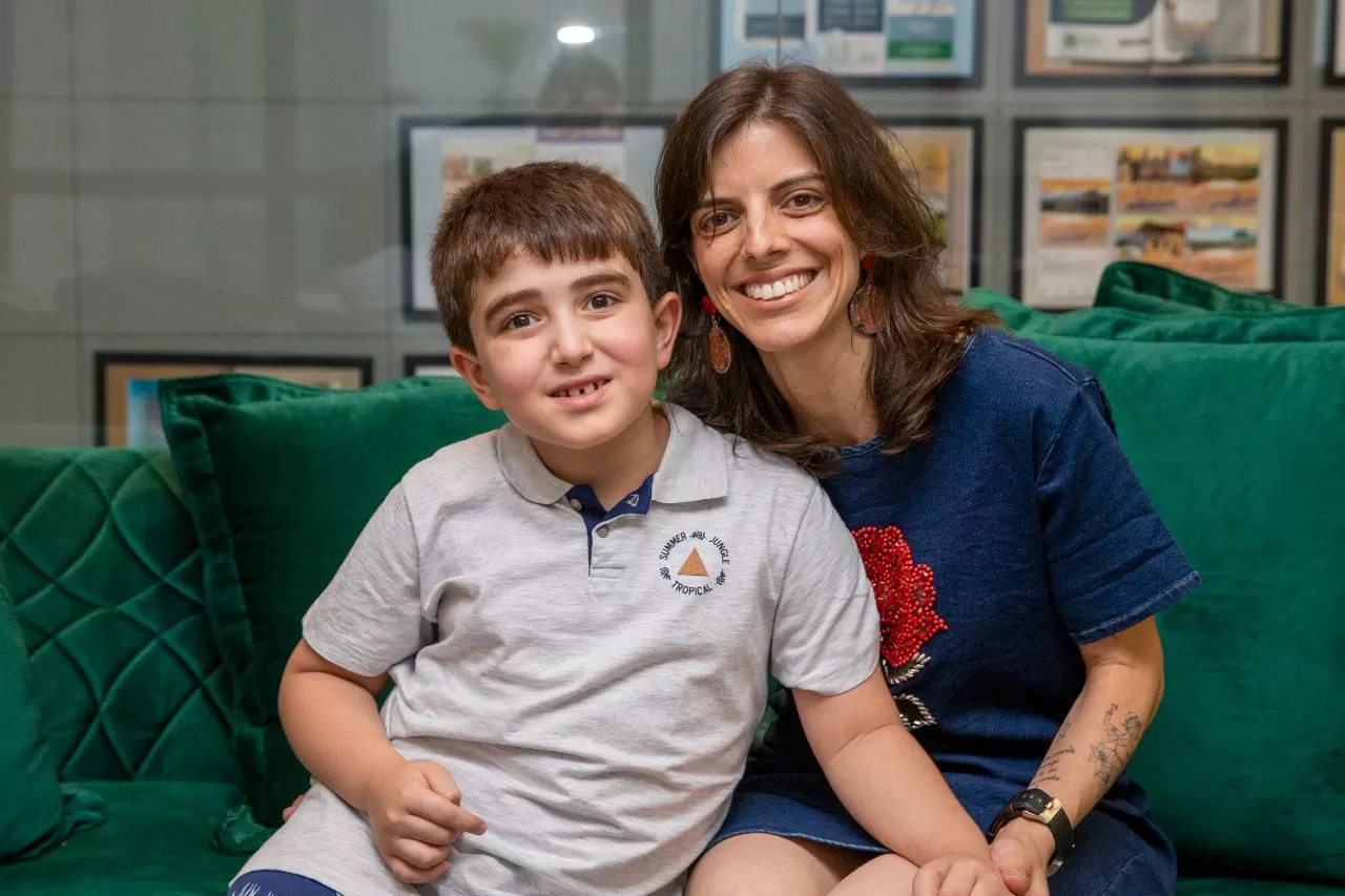 Foto ilustra a Jornada pelo Autismo, da TEA Amigos SJC, mostrando Bárbara Moura Teles e Camila Kallaur.