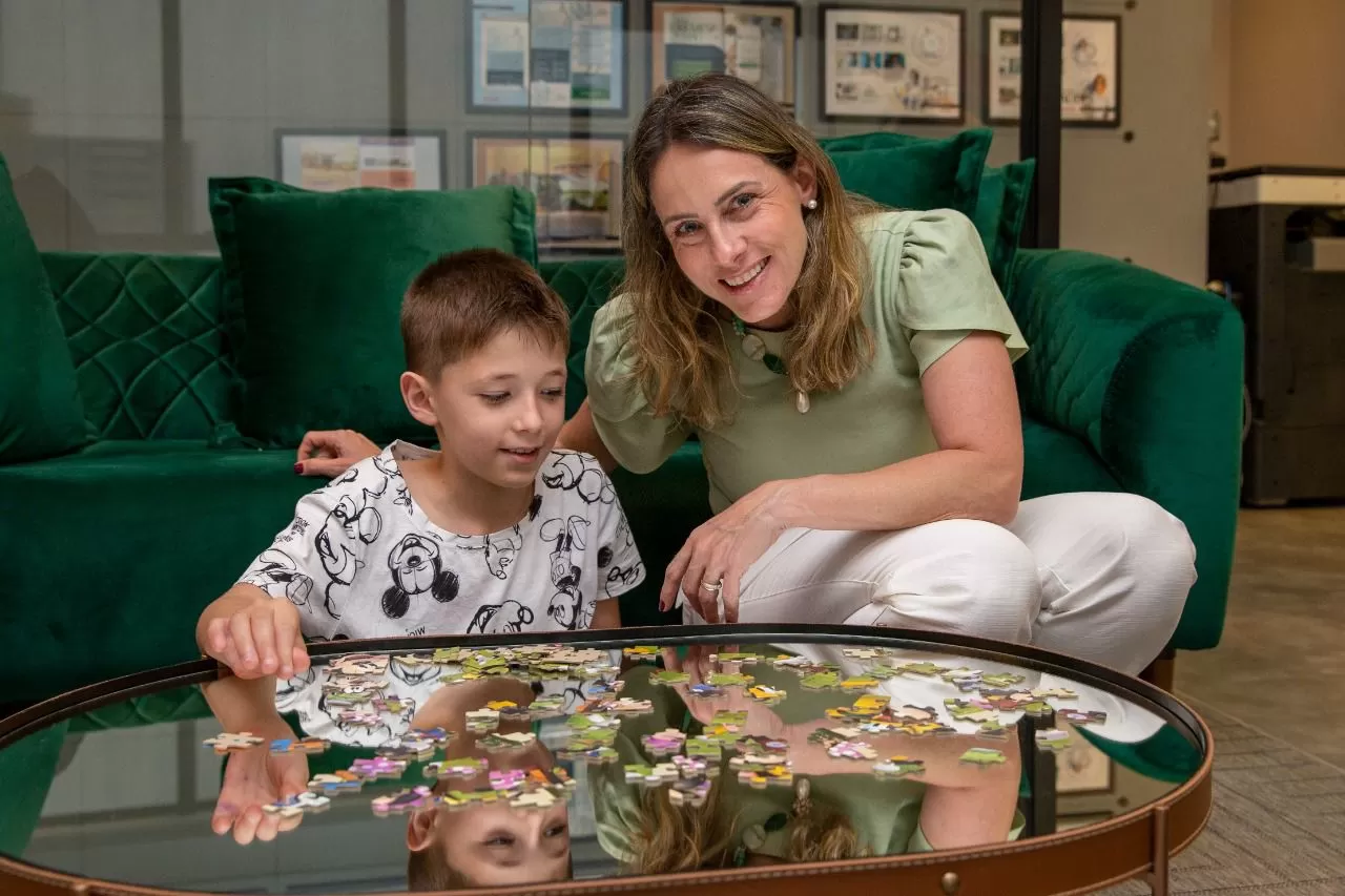 Camila Kallaur ao lado de seu filho; ela é uma das idealizadoras da TEA Amigos, iniciativa de rede de apoio à famílias com autistas.