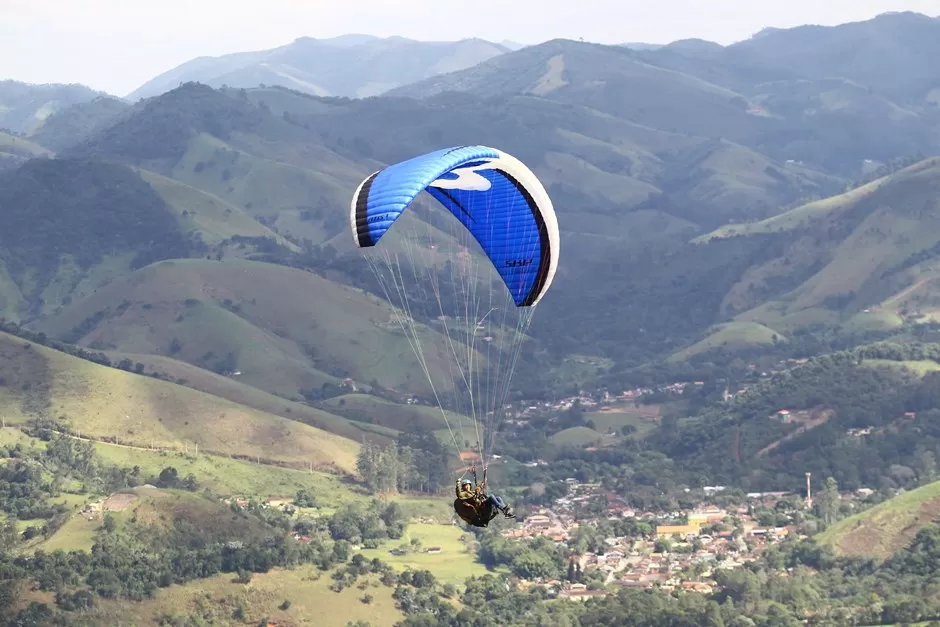 Câmara aprova Plano Diretor de Turismo Sustentável; na foto aparece um homem sobrevoando a cidade de SJC.
