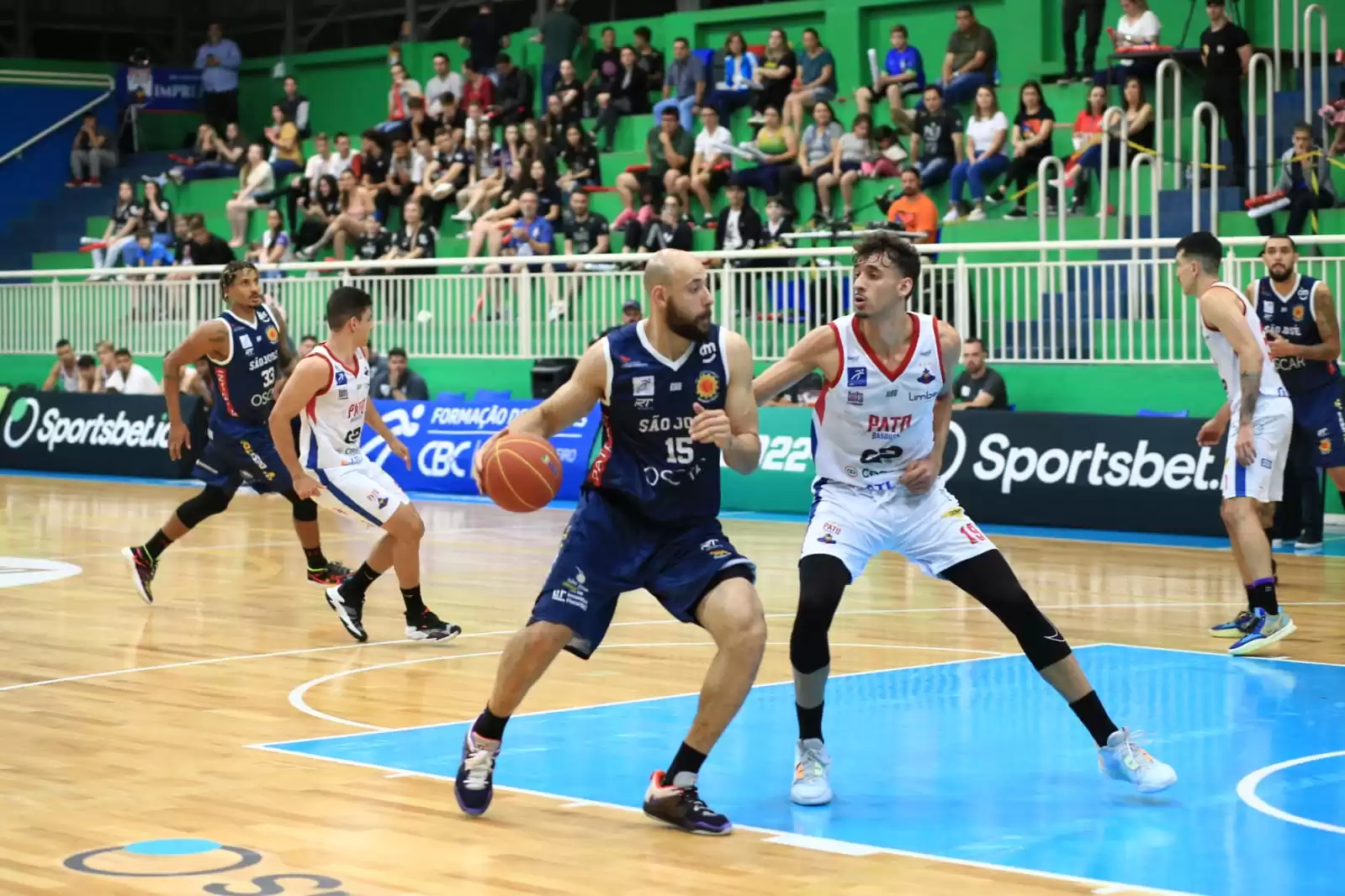 Jogador do São José Basketball durante jogo contra o Pato Basquete
