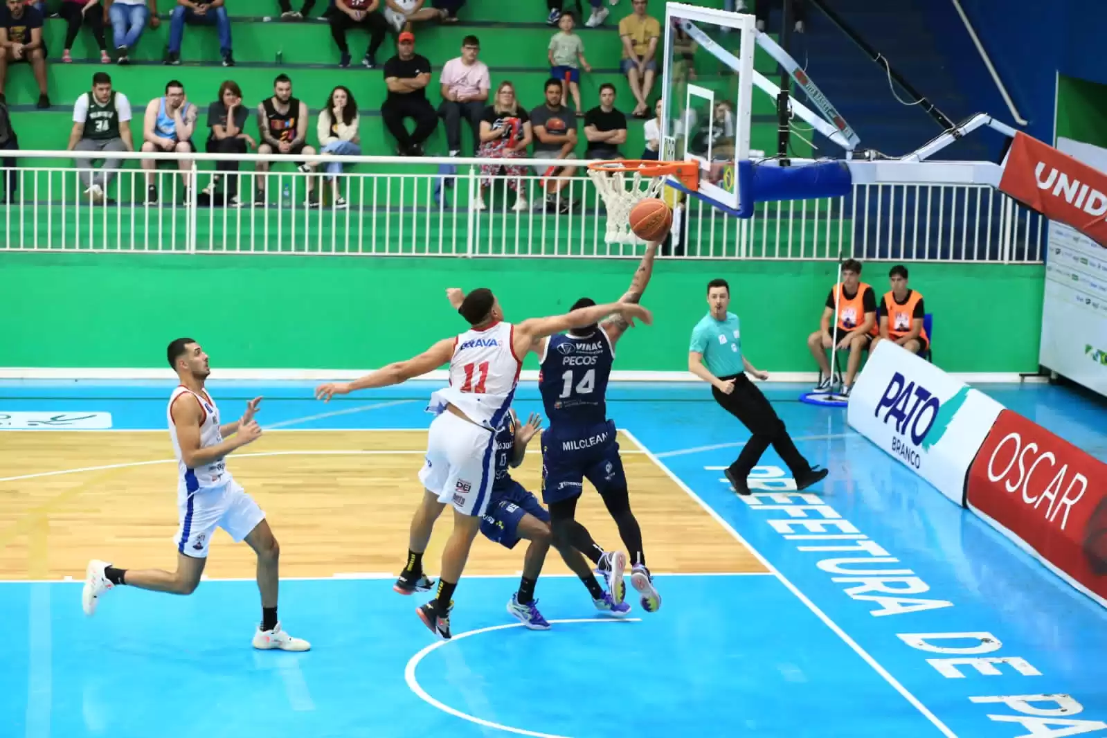Jogador do São José Basketball durante jogo contra o Pato Basquete
