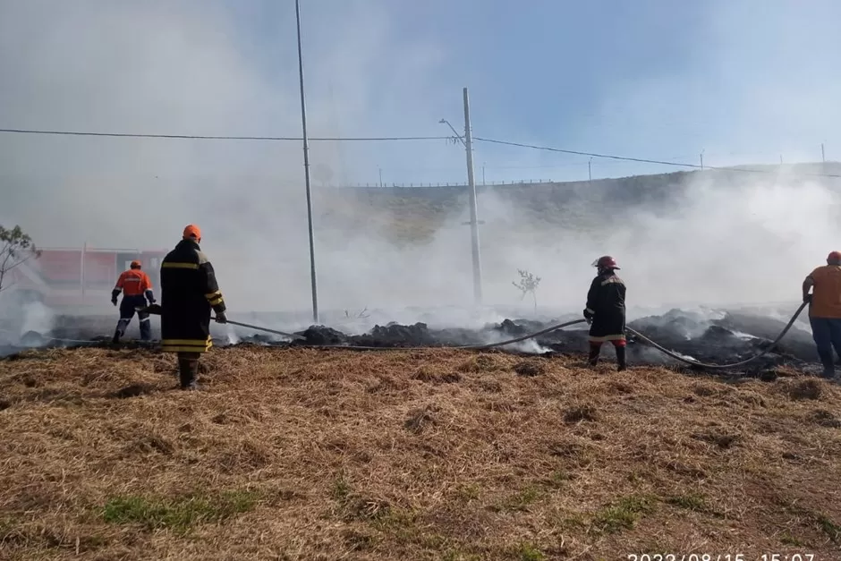 Bombeiros atuando em combate a queimada em vegetação em São José dos Campos.
