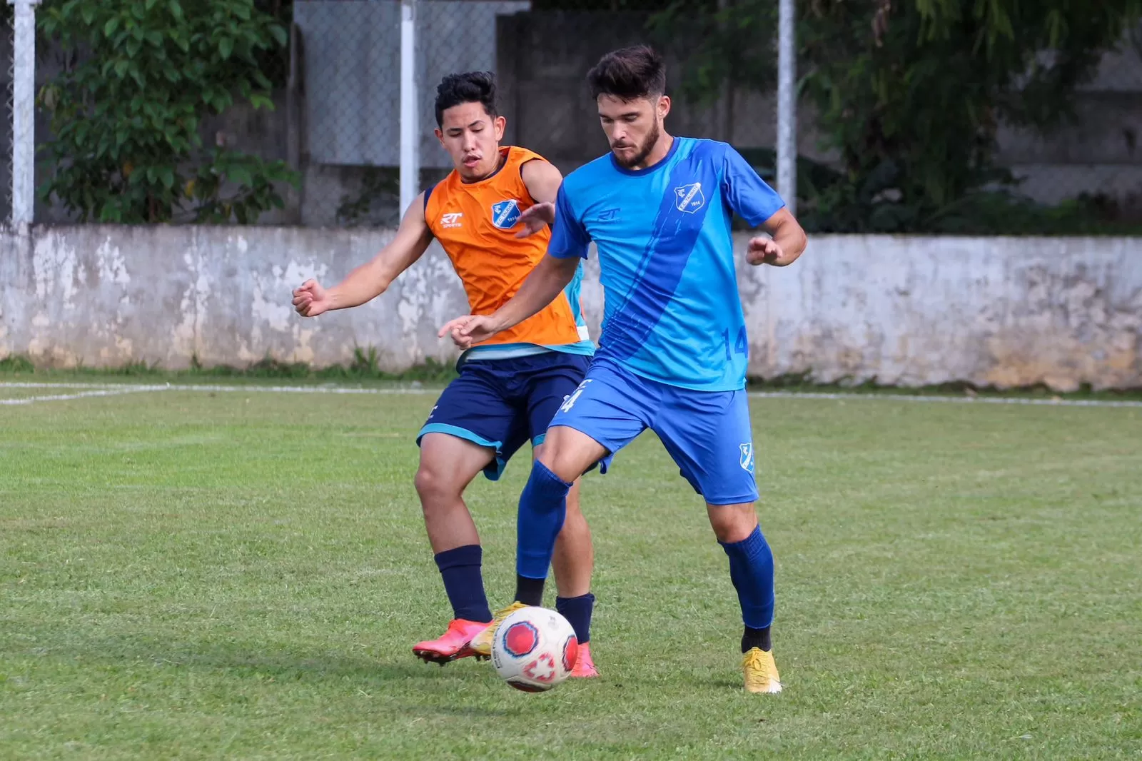 Jogadores do EC Taubaté em treinamento