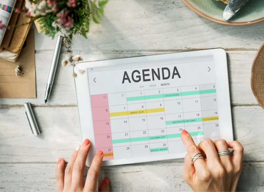 Feriado de 2023 estão definidos; foto mostra uma pessoa segurando um tablet com um calendário e ilustra a matéria com as datas nacionais e do Vale do Paraíba, como São José dos Campos (SJC), Taubaté e Jacareí.