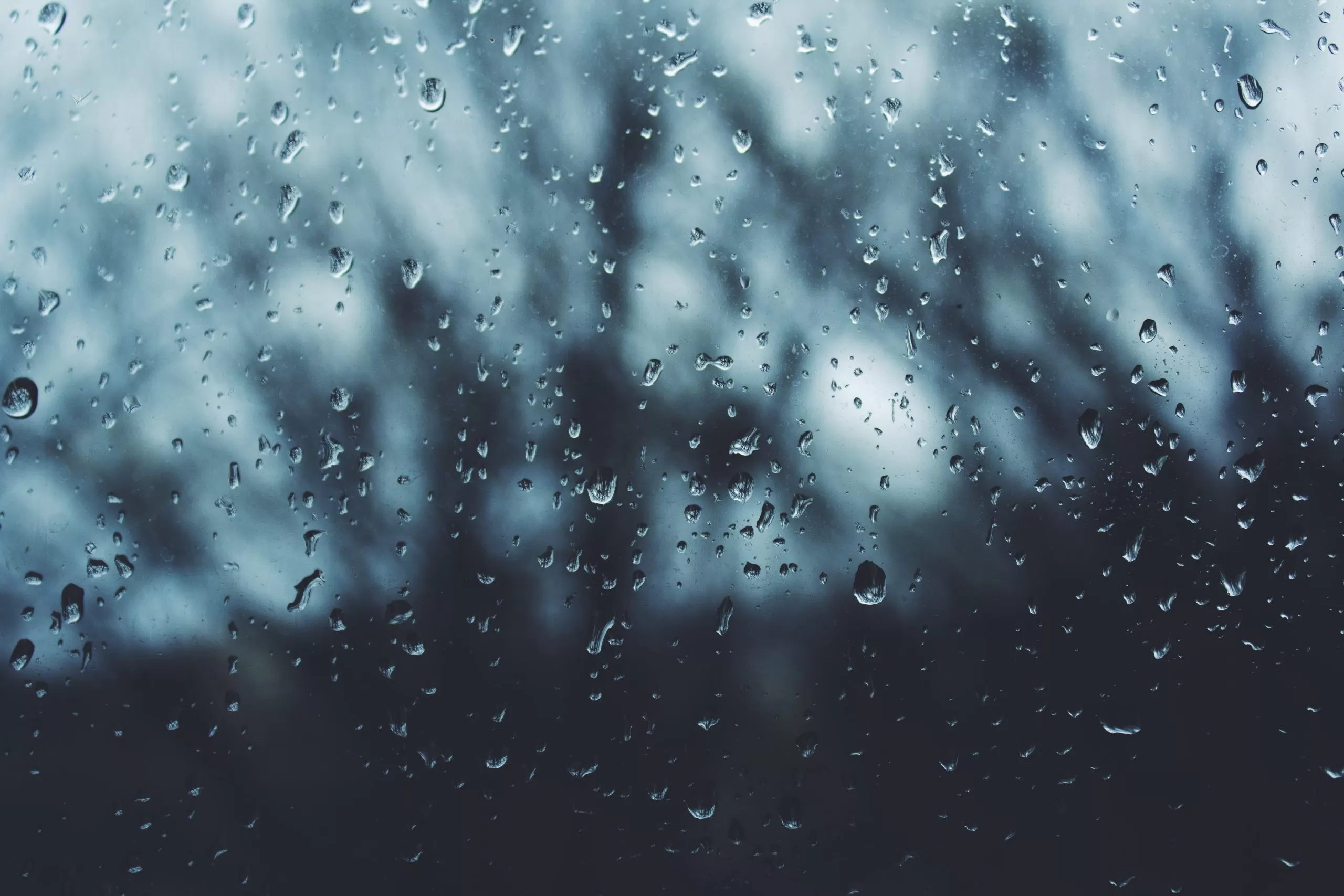 gotas da chuva escorrendo por janela em dia chuvoso
