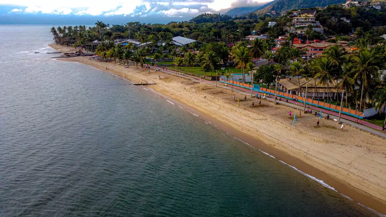 vista aérea da praia do itaquanduba, em ilhabela