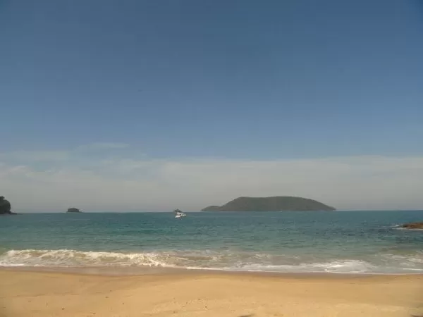 praia deserta em ubatuba