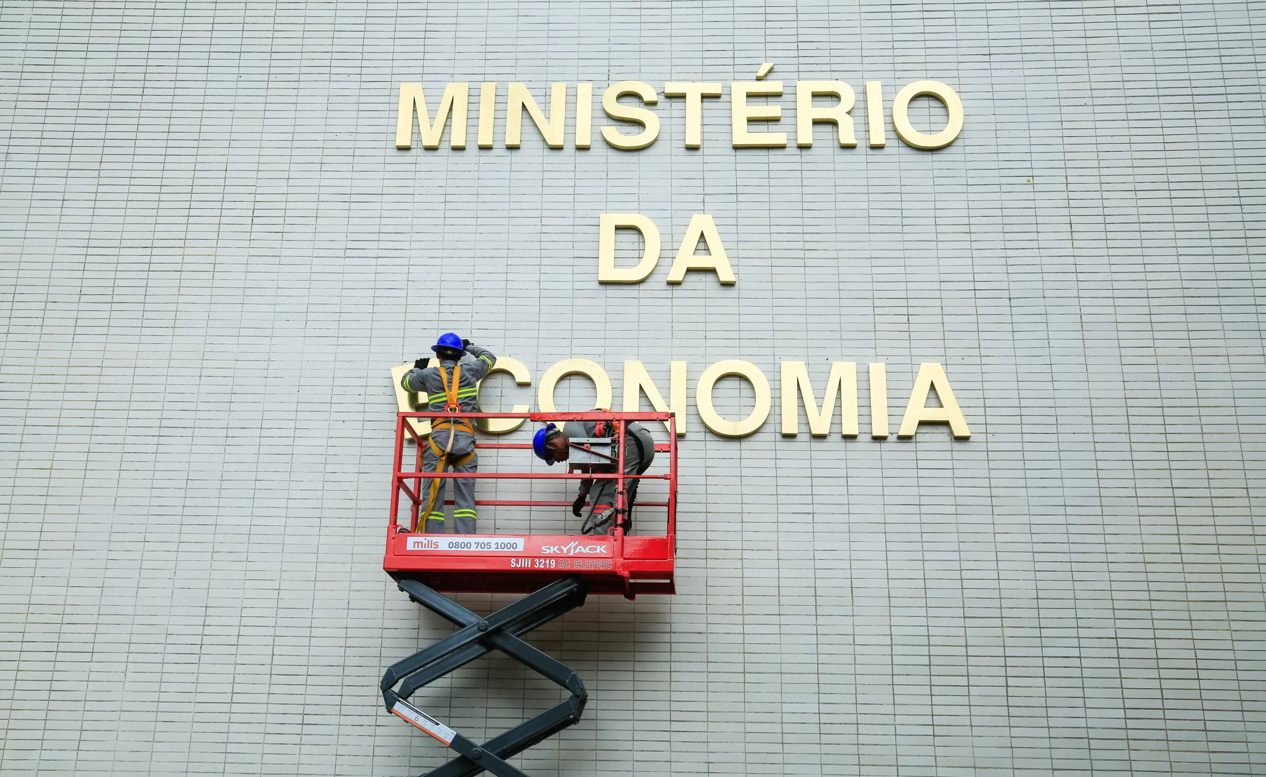 Operários fazem a retirada do letreiro do nome do ministério da Economia, ma Esplanada dos Ministérios, que será substituido pelo nome antigo de Ministério da Fazenda | Sérgio Lima/Poder360 03.jan.2022