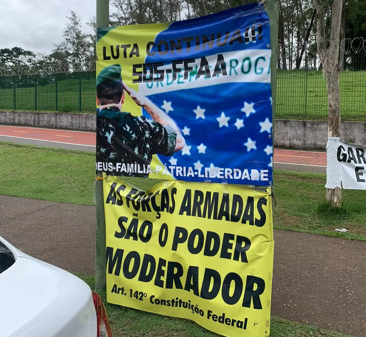 Placa de manifestantes antidemocráticos em São José dos Campos, com a frase: "Luta continua" e "As forças Armadas são o Poder Moderador".