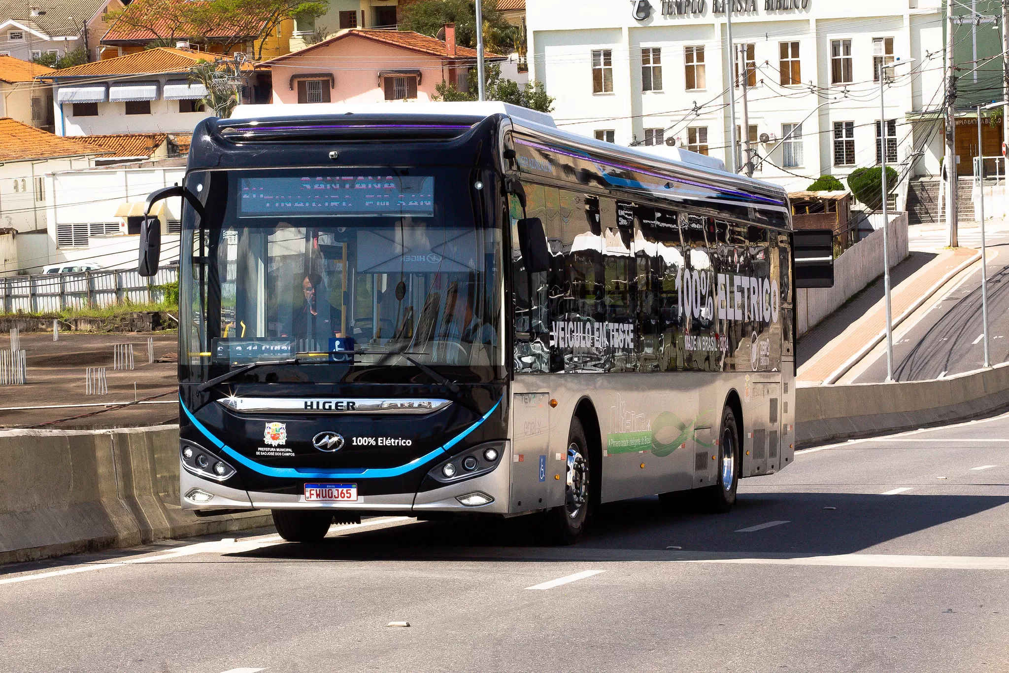 ônibus elétrico durante período de testes em são josé dos campos