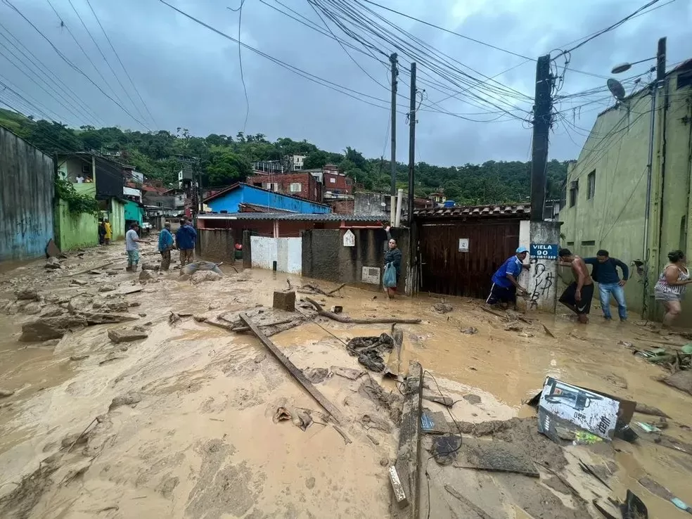 estrago em rua alagada por conta das chuvas em são sebastião