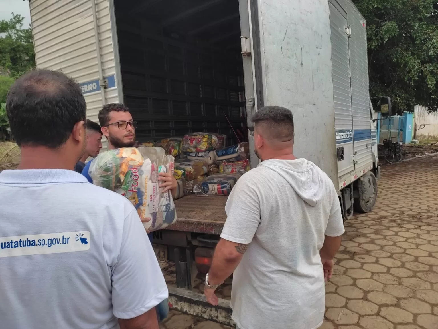 voluntários ajudando na entrega de alimentos para vítimas das chuvas em caraguá.