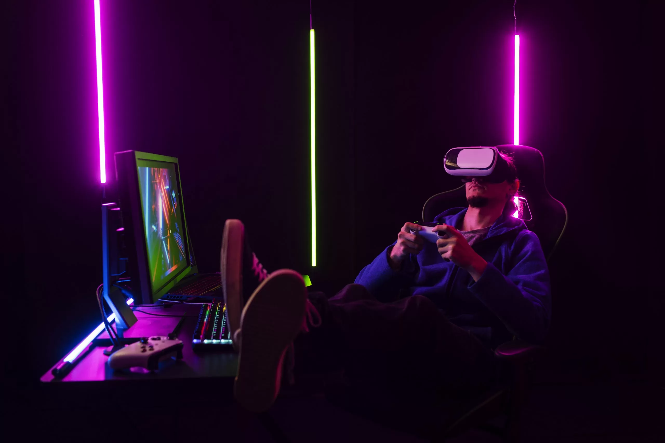 imagem de um homem jogando video game em realidade virtual; foto ilustra sobre eSports em São José dos Campos