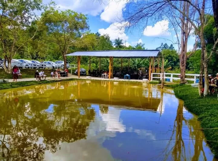 Lago do Pesqueiro do Barba, em São José dos Campos;