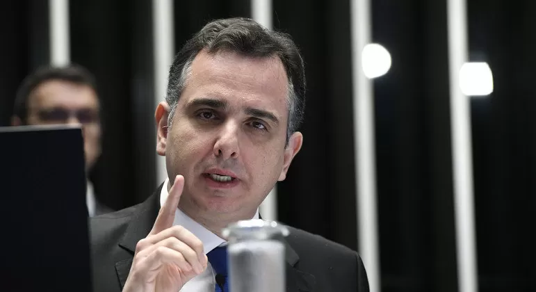 Rodrigo Pacheco olhando para a tela, com terno preto e camisa branca.