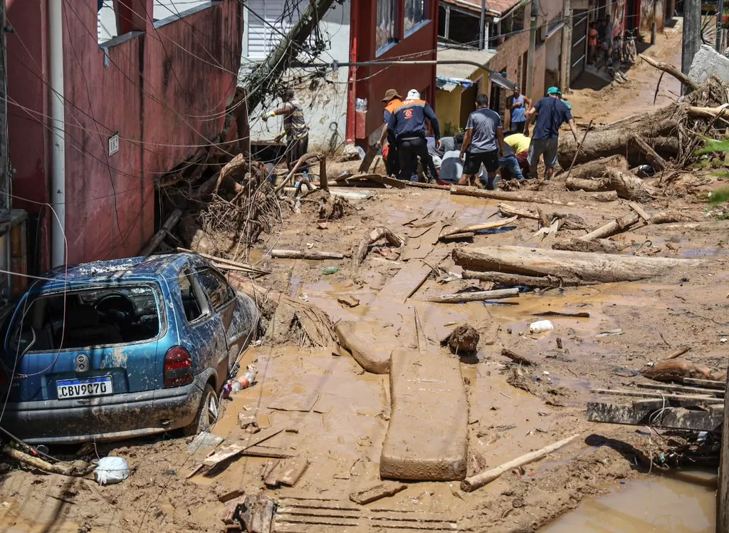 rua inundada com água e muita lama em são sebastião, no litoral norte