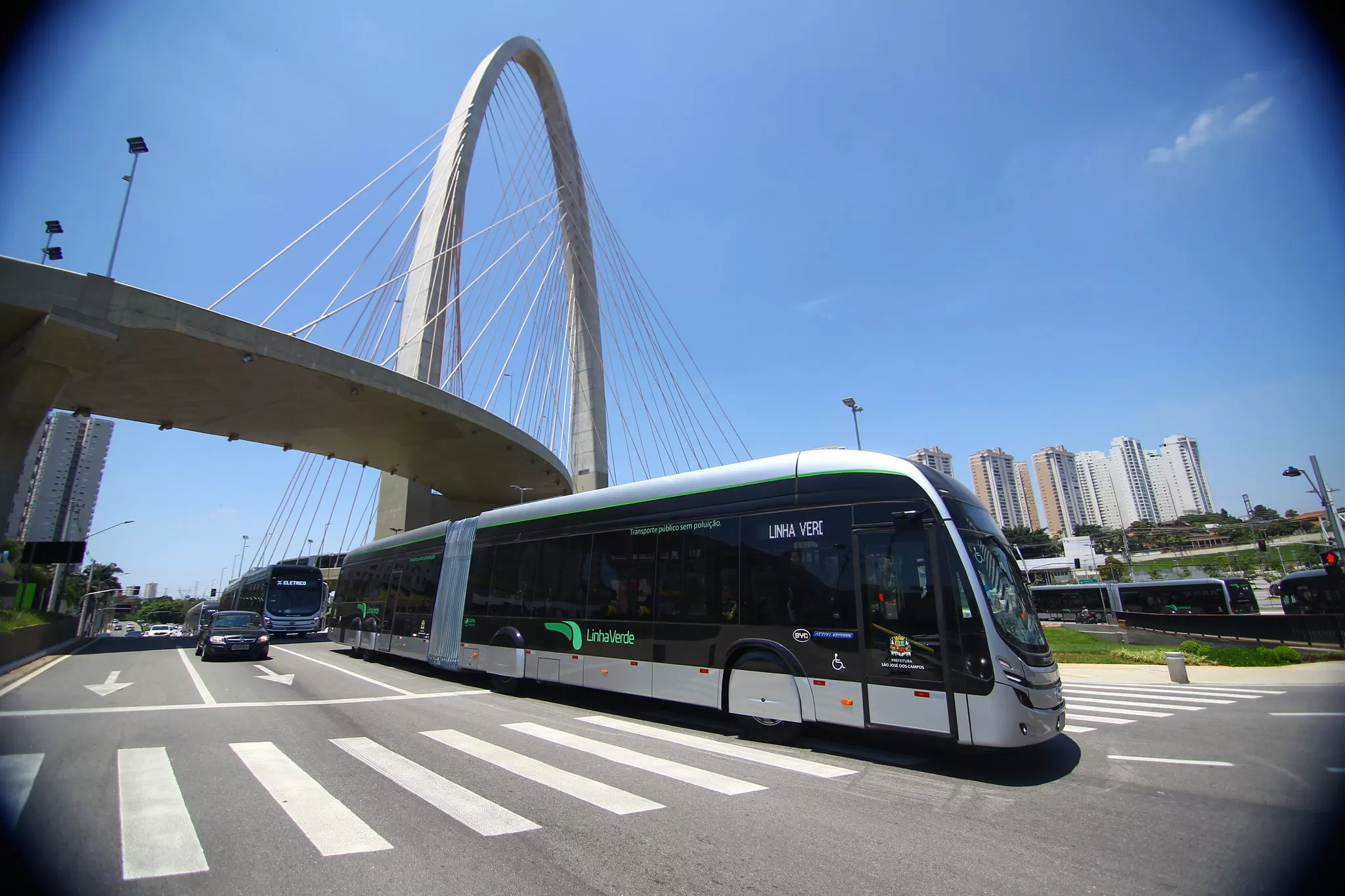 VLP passando pela ponte estaiada em São José dos Campos; foto ilustra matéria sobre os novos horários e linhas nos horários de pico.