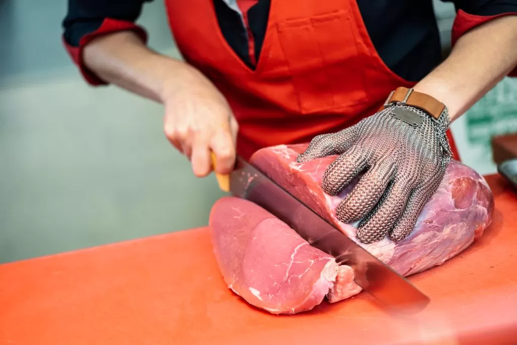 foto de uma pessoa cortando um pedaço de carne; foot ilustra matéria sobre Brasil está autorizado a exportar carne para o México.