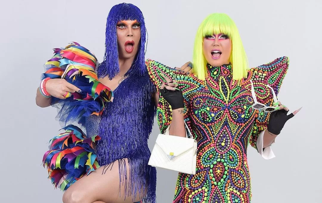 ikaro kadoshi e xuxa personificadas como drag queens em fotos oficiais do programa caravana das drags.