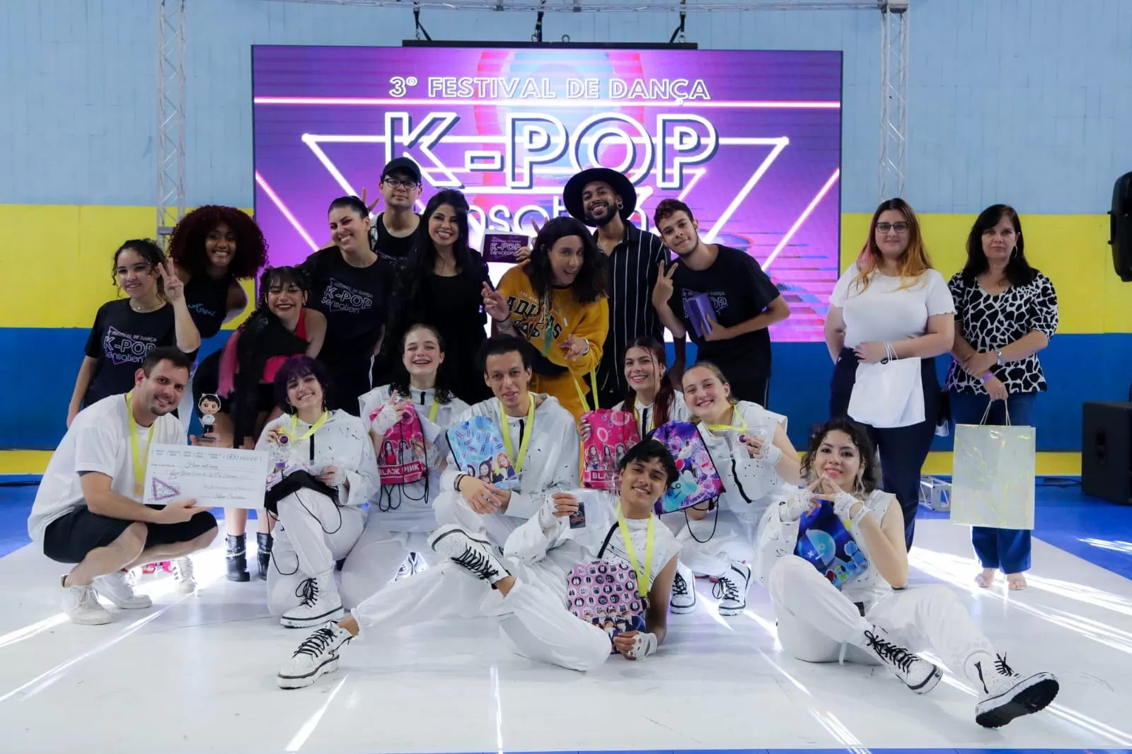 Turma da modalidade K-pop da Apus Studio de Dança.