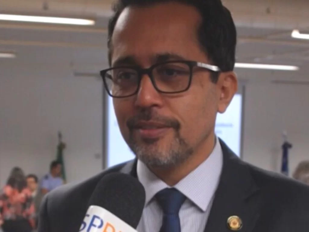 Dr. Elton, deputado estadual eleito pelo Podemos, durante entrevista ao Portal SP RIO+. Na foto ele usa terno preto, camisa branca, gravata azul e óculos.