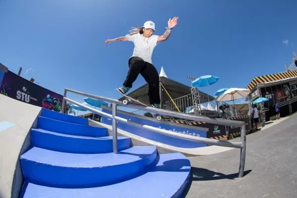 Pâmela realizando manobra em pista de skate. Pâmela Rosa inaugura nova pista na Farma Conde Arena nesta quarta,