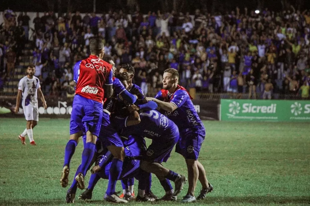 Jogadores do São José EC comemoram classificação para a Série A2 do Campeonato Paulista após vencer o Grêmio Prudente no Martins Pereira; foto mostra casa cheia.