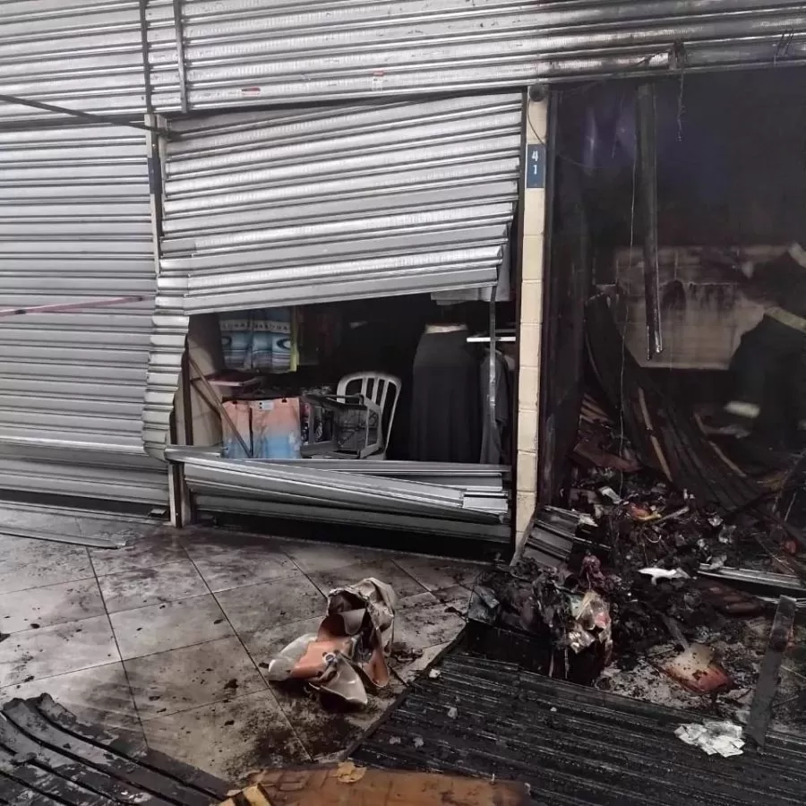 Lojas destruídas pelo fogo