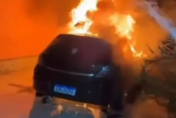 carro tomado por chamas em campos do jordão