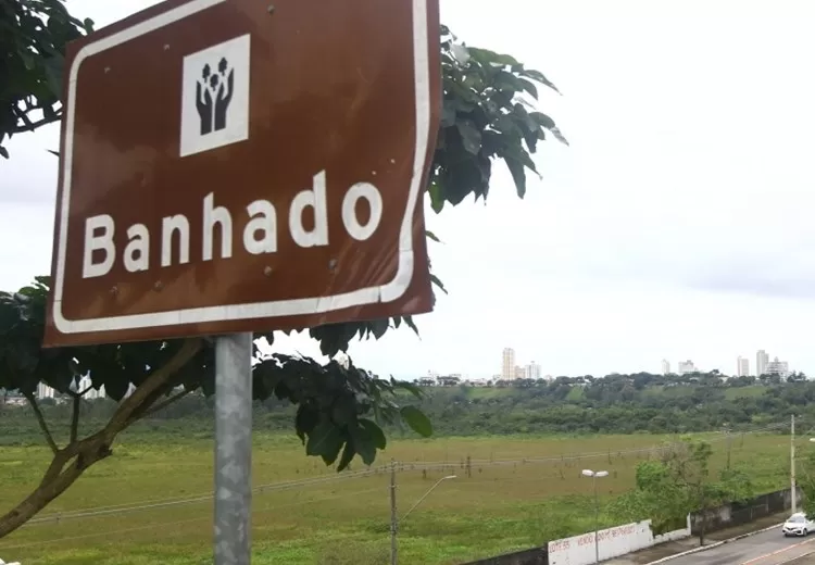 Placa do banhado, que tem sua regularização definida pelo MP