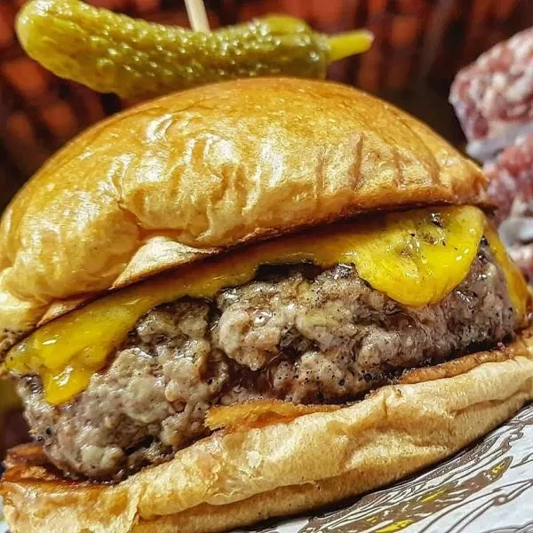 Uma das opções no The Burguer, no Jardim Morumbi, em São José dos Campos, com a câmera bem próxima ao lanche.