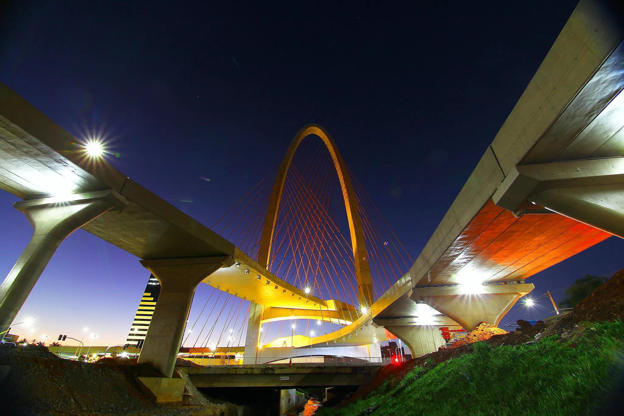 Arco da Inovação em São José dos Campos visto de baixo para cima