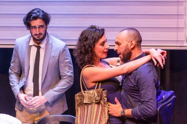 Personagens peça "Casa pra ver". Casal se abraçando, homem sozinho atrás triste.