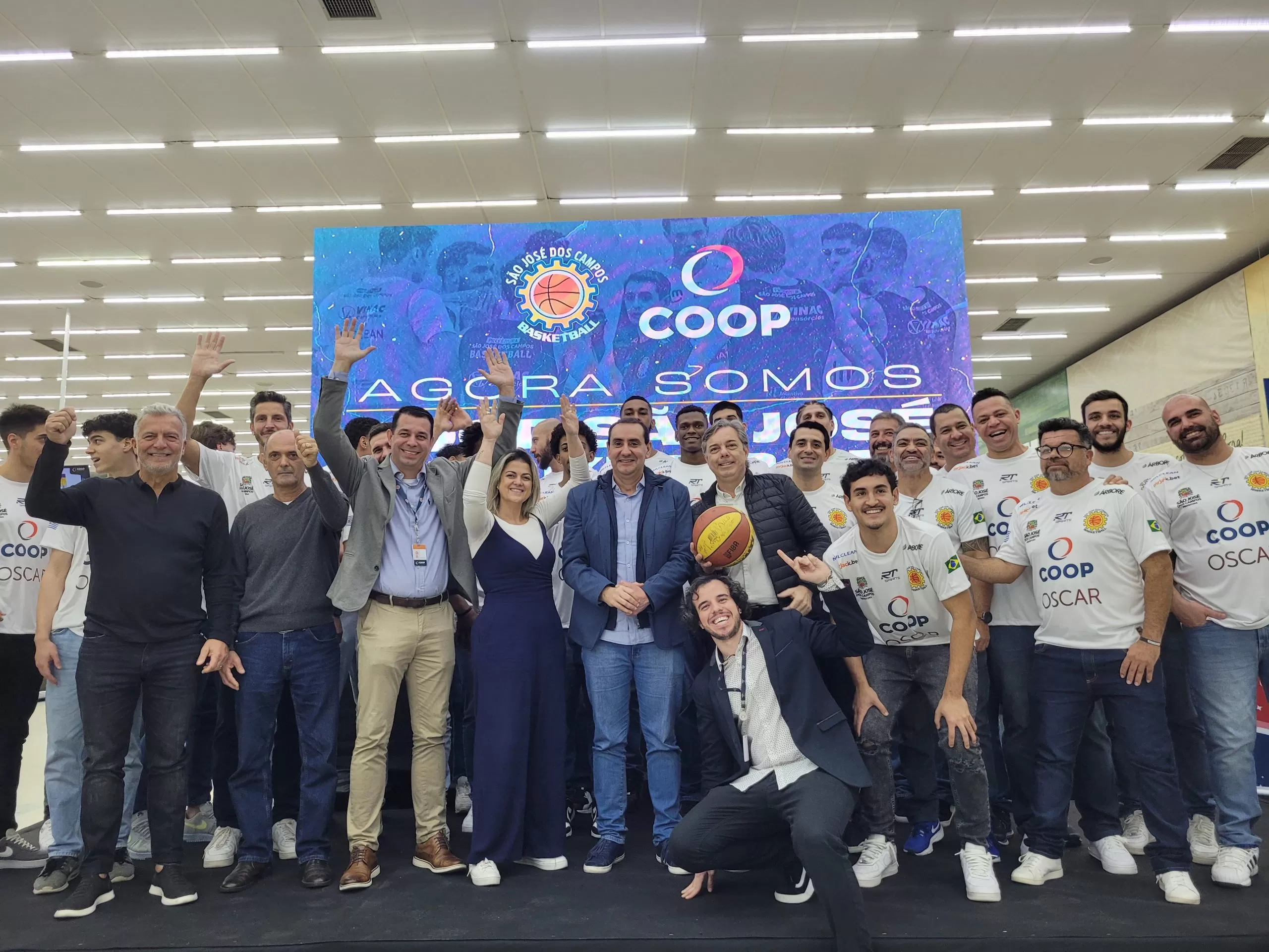 Elenco do São José Basketball em apresentação na coop, posando para foto com autoridades da cidade.