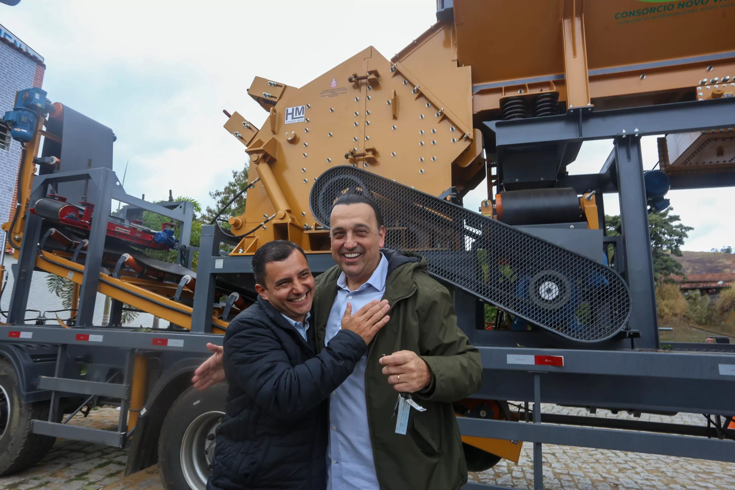 Felício Ramuth em frente a um trator durante inauguração de usina de resíduos, antes de anunciar muralhe eletrônica em Queluz