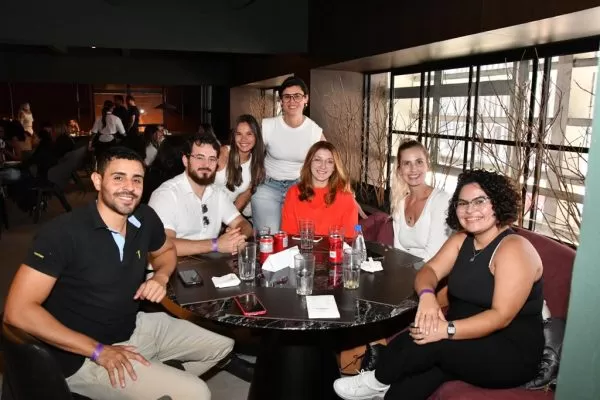 Grupo de arquitetos almoçando