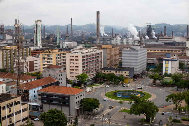 Usina da CSN em Volta Redonda emit3e pó preto na atmosfera