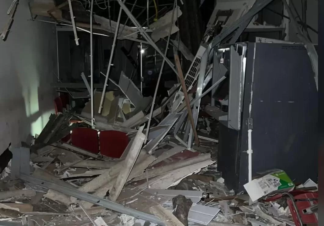 agência bancária estourada e inteira revirada e quebrada pelos criminosos em santa branca, que atacaram banco do brasil e santander