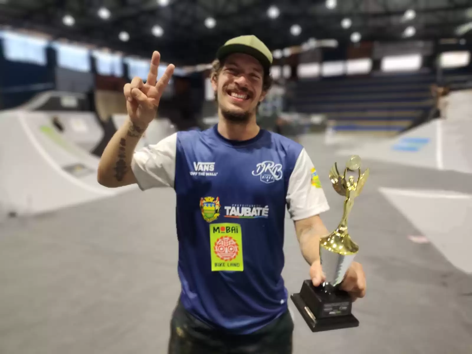 cauan madona segurando troféu em campeonato de bmx