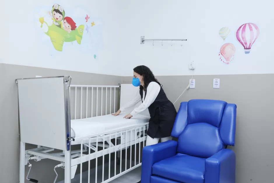 profissional da saúde ajeitando de máscara ajeitando leito na nova ala pediátrica do HM de são josé