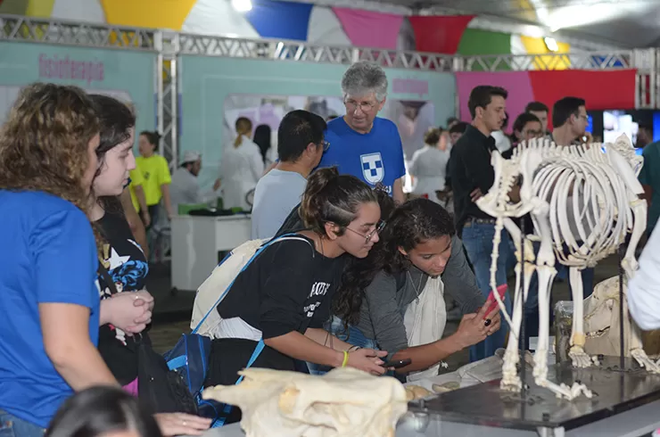 alunos interagindo com maquete em feira de profissões da Unitau