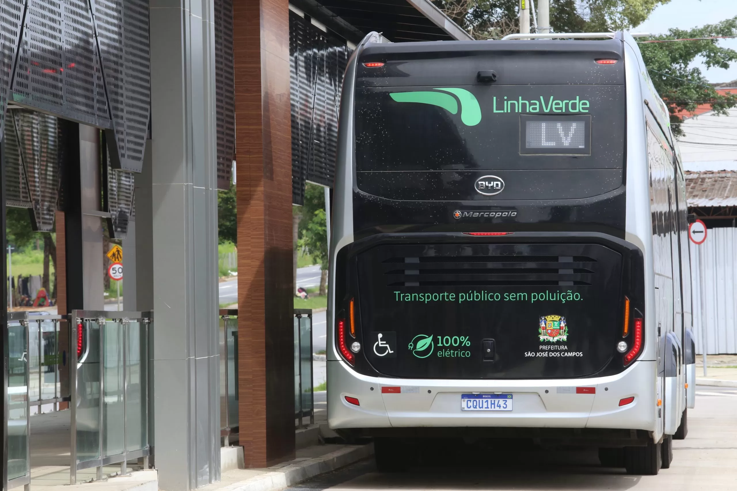 Estação da Linha Verde, linha de ônibus elétricos em São José, com veículo parado