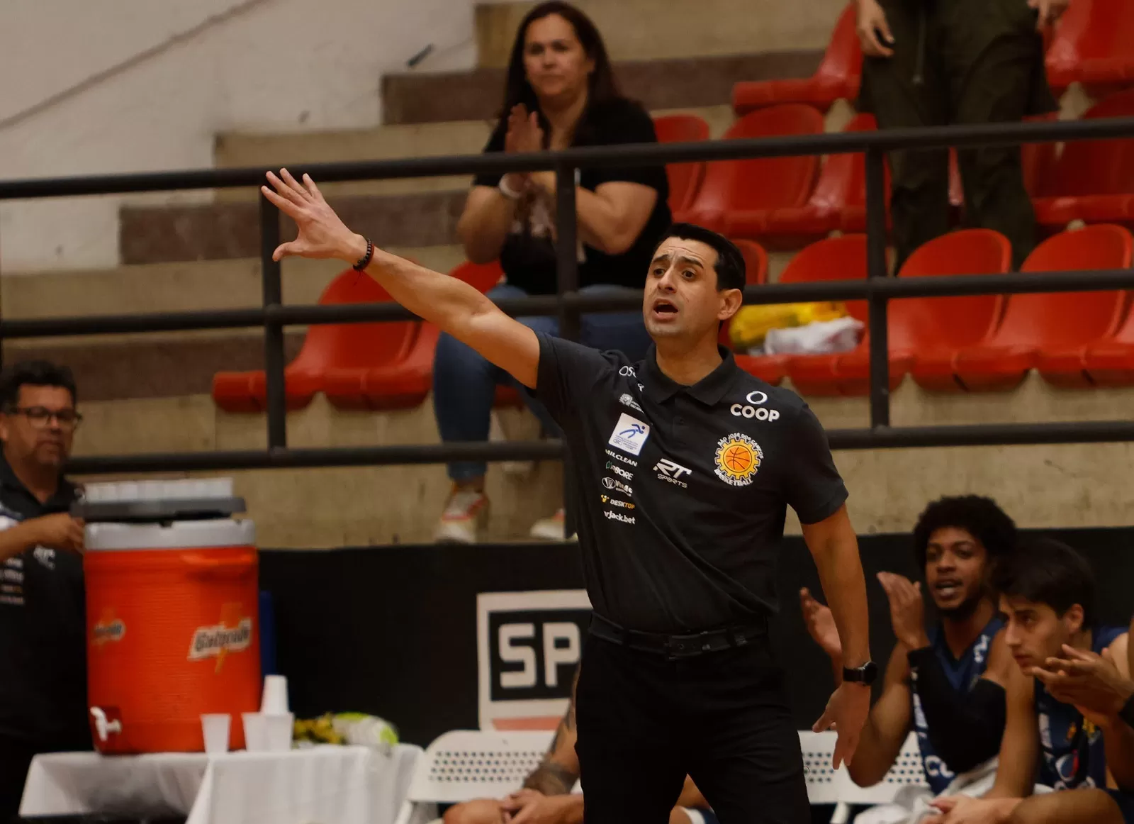 Técnico do São José Basketball, Sebástian Figueiredo, durante jogo de estreia no campeonato Paulista.