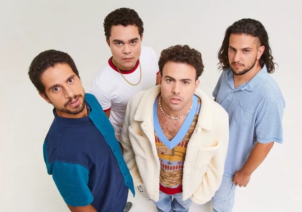 banda lagum posando para foto em fundo branco