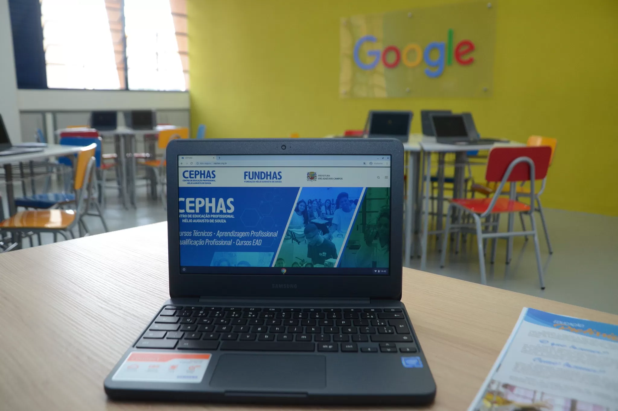 computador com tela mostrando página do cephas na internet em sala de aula