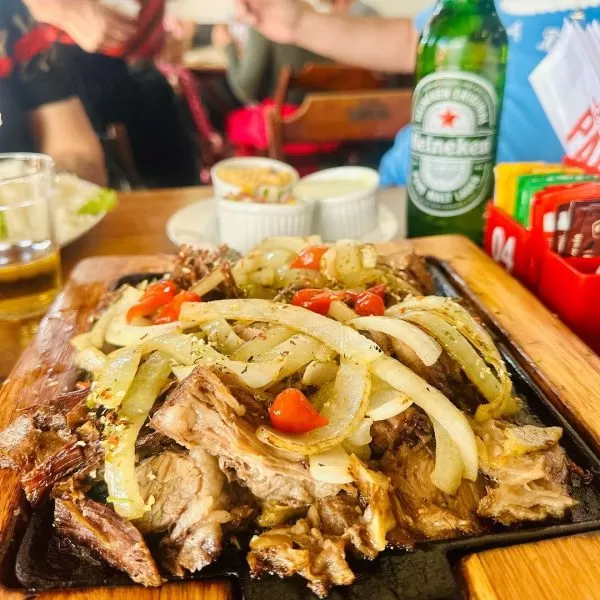 tábua com carne acebolada do espetinho do papai