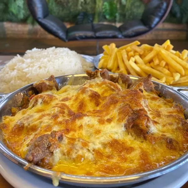 iscas a parmegiana com batata frita e arroz do varanda espetinhos em sjc
