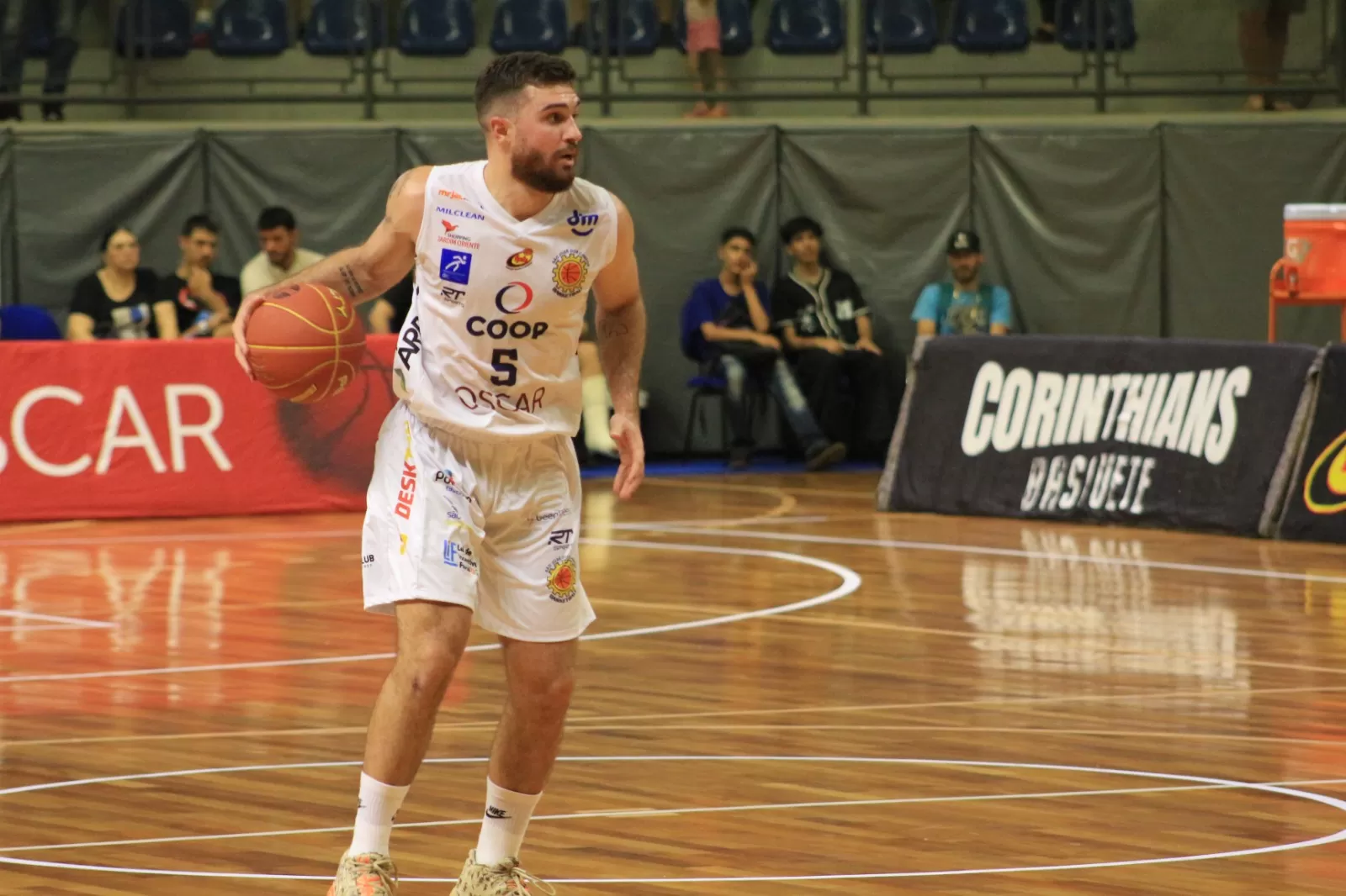 Atleta do São José Basketball com bola, antes do duelo contra o Sesi