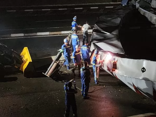 equipes trabalhando durante a noite para remoção do portal de entrada de pindamonhangaba, derrubado e destruído pelas chuvas