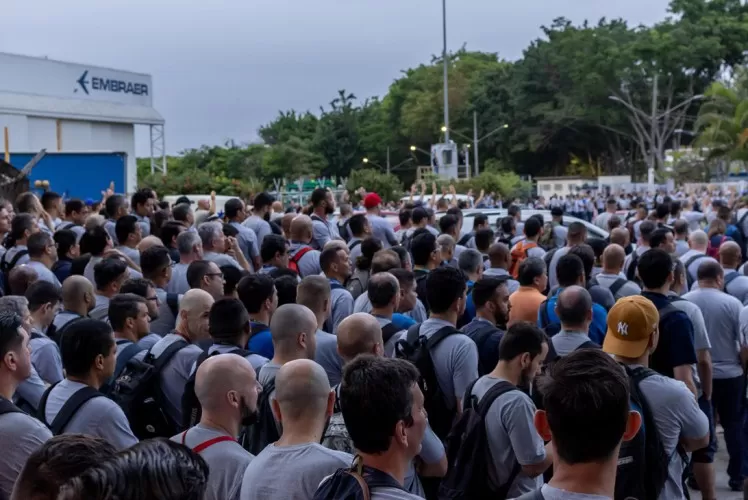 reunião de diversos metalúrgicos em frente à fábrica da embraer
